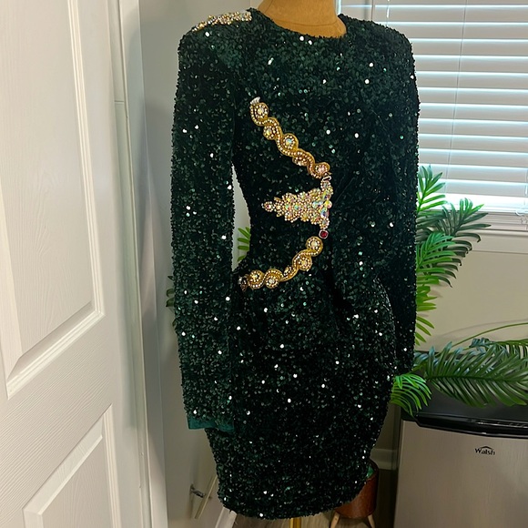 Green knee length sequin dress, great for an elegant look - Picture 4 of 4